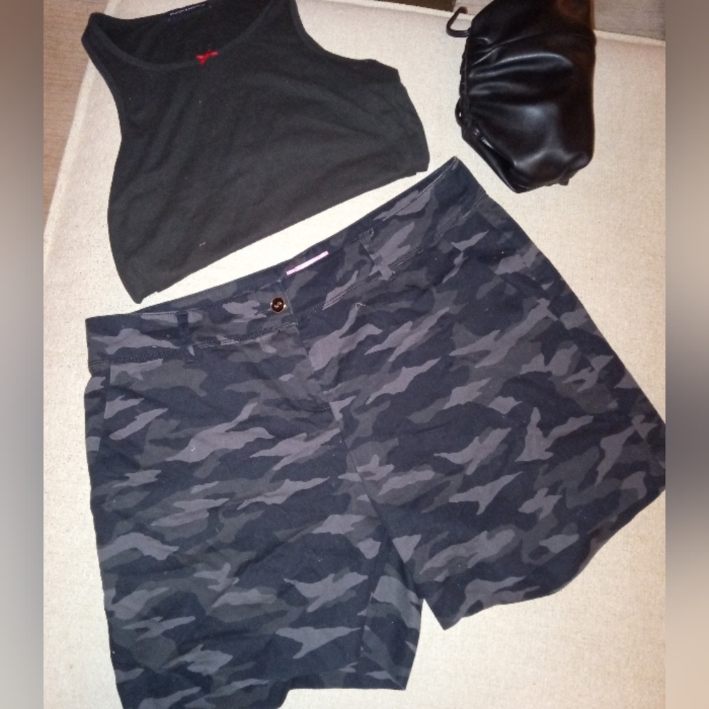 Isaac Mizrahi Black Camouflage 5" Women's Shorts Size 14